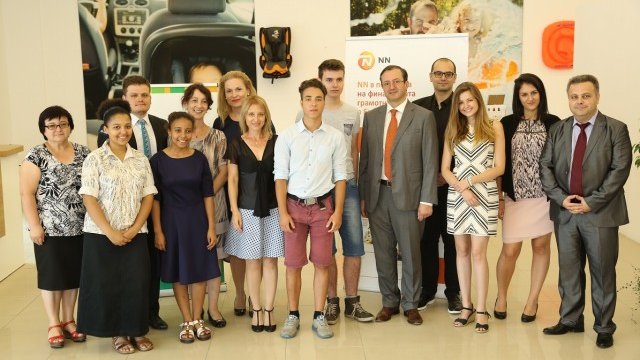 <p>
	Част от наградените участници. <em>Снимка: NN Bulgaria</em></p>
