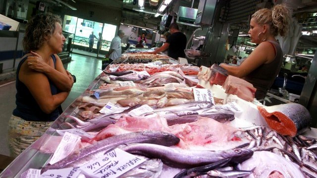 <p>
	Някои испански супермаркети обявиха, че няма да прехвърлят веднага увеличението на данъка върху клиентите си. <em>Снимка: Ройтерс</em></p>
