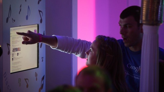 <p>
	Apple, Facebook, Amazon и Google ни показват често как да виждаме интернет света.<em> Снимка: Getty Images News</em></p>
