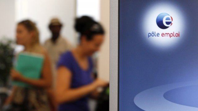 <p>
	Бюро по труда във Франция. В страната вече има над 3 млн. безработни. <em>Снимка: Ройтерс</em></p>
