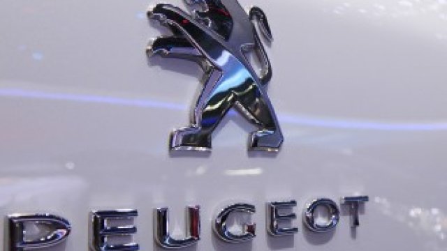 <p>
	Клиентите все по-рядко посягат към автомобилите на&nbsp;Peugeot. <em>Снимка: Ройтерс</em></p>
