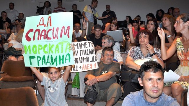 <p>
	<em>Варненци масово се вдигнаха да защитят своята Морска градина</em> &nbsp; &nbsp; &nbsp; Снимка: БТА</p>
