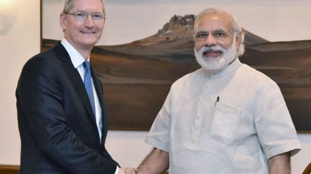<p>
	Тим Кук и Нарендра Моди. <em>Снимка: правителствената пресслужба на Индия.&nbsp;</em></p>
