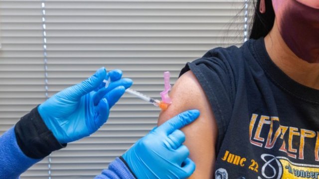 <p>
	Медицински работник прилага доза от ваксината на Pfizer-BioNTech срещу Covid-19 на жител в здравния център на Джордан Вали в Спрингфийлд, Мисури, САЩ, във вторник, 29 юни 2021 г. <em>Снимка: Bloomberg LP</em></p>
