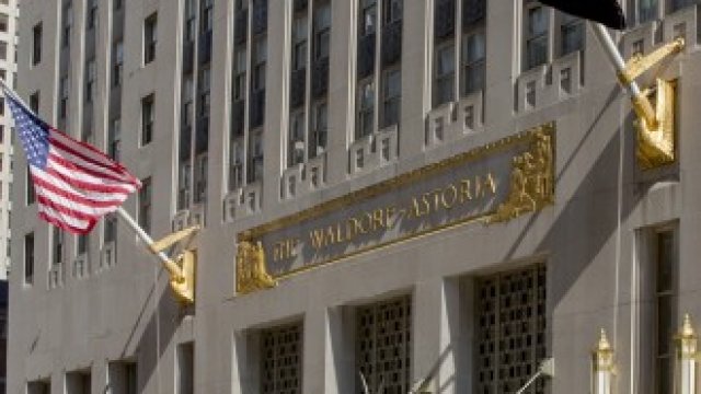 <p>
	Китайска компания плати 1,95 млрд. долара за прочутия хотел Waldorf Astoria в Ню Йорк.&nbsp;<em>Снимка: Архив Ройтерс</em></p>
