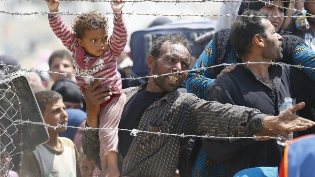 <p>
	Бежанци от Сирия в турски мигрантски лагер. <em>Снимка: Ройтерс</em></p>
