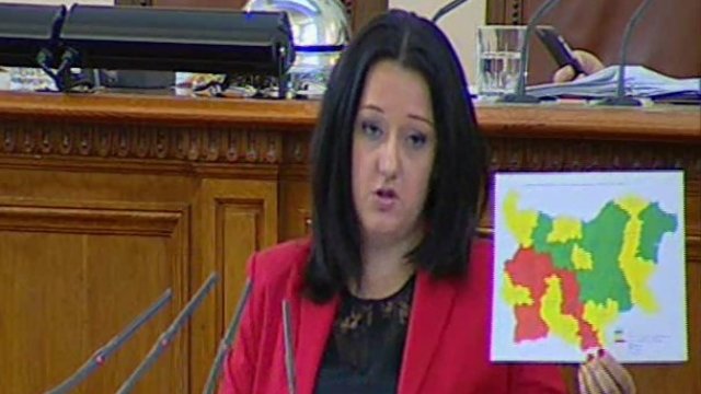 <p>
	Лиляна Павлова показа карта за осигурените пясък и химикали за пътищата. В червените зони наличните материали са под 50% от необходимите за зимния сезон.</p>
