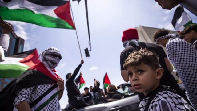 <p>
	Пропалестинска демонстрация в Лос Анжелис.&nbsp;<em>Снимка: EPA/ETIENNE LAURENT</em></p>
