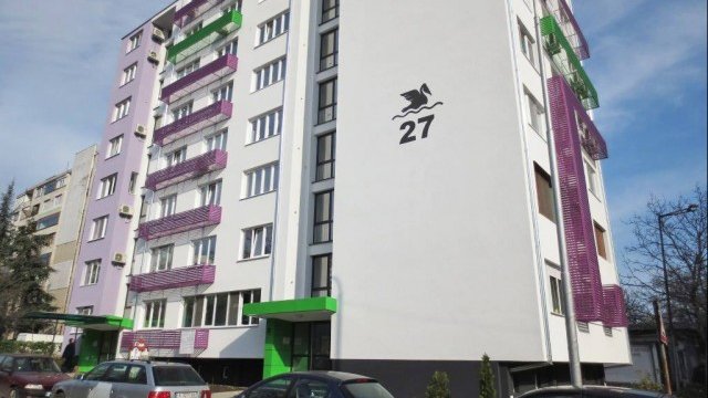 <p>
	Саниран панелен блок в Бургас. <em>Снимка: facebook.com/spasisofia</em></p>
