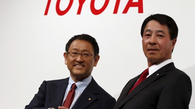 <p>
	Президентът на Toyota Акио Тойода (вляво) и президентът на Mazda&nbsp; Масамичи Когай при подписването на договора.&nbsp;</p>
