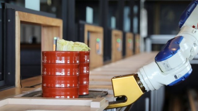 <p>
	Робот сервира храна в ресторант в Банкок, Тайланд. Снимка: Ройтерс</p>
