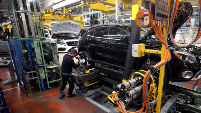 <p>
	Служител на Mercedes Benz в завод на Daimler в Ращад. Снимка: Ройтерс</p>
