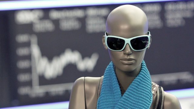 <p>
	Модел на Tom Tailor e изложен на фондовата борса във Франкфурт. <em>Снимка: Ройтерс</em></p>
