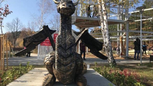 <p>
	Атракциони в &bdquo;Парк на предизвикателствата&ldquo;.<em> Снимка: Община Перник</em></p>
