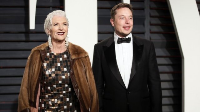 <p>
	Илон и майка му. Снимка: Архив Ройтерс</p>
