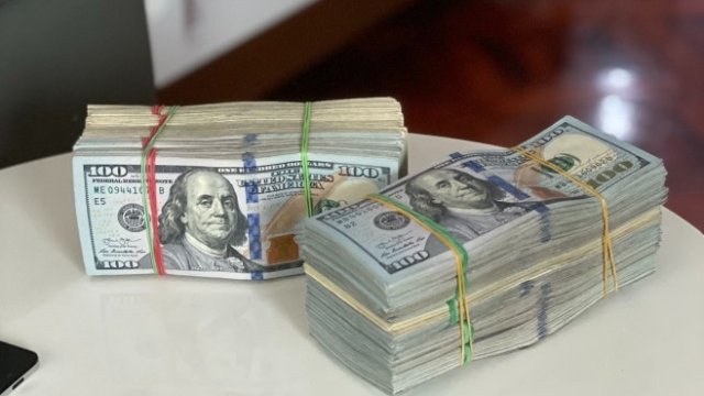 <p>
	<em>Снимка:&nbsp;<a href="https://unsplash.com/@celynkang13?utm_source=unsplash&amp;utm_medium=referral&amp;utm_content=creditCopyText">Celyn Kang</a>&nbsp;on&nbsp;<a href="https://unsplash.com/s/photos/money-giving?utm_source=unsplash&amp;utm_medium=referral&amp;utm_content=creditCopyText">Unsplash</a></em></p>
