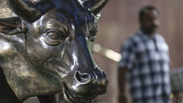 <p>
	Бикът пред фондовата борса в Мумбай.<em> Снимка: Bloomberg L.P.</em></p>
