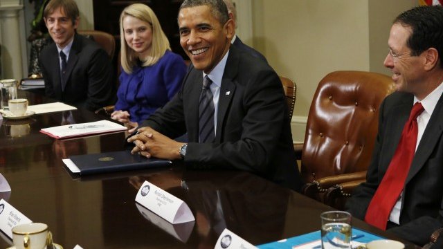 <p>
	Обама и мениджърите по време на срещата. <em>Снимка: Ройтерс</em></p>
