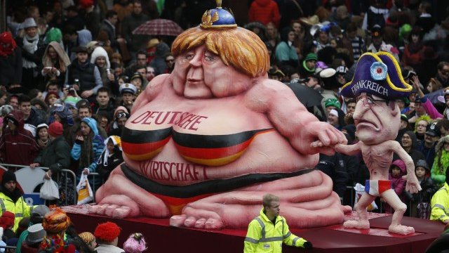 <p>
	Германо-френските икономически отношения станаха обект на осмиване по време на традиционния карнавал в Дюселдорф. <em>Снимка: Ройтерс</em></p>
