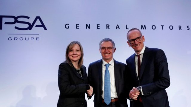 <p>
	<em>Карлос Таварес (в средата) с директорите на GM Мари Бара и на Opel Group Карл-Томас Нойман. Снимка: Архив Ройтерс</em></p>
