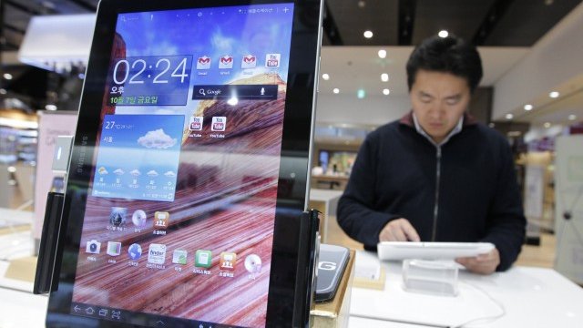 <p>
	Samsung трябва спешно да намери изход, за да заобиколи забраните за продажби преди коледния период. <em>Снимка: Ройтерс</em></p>
