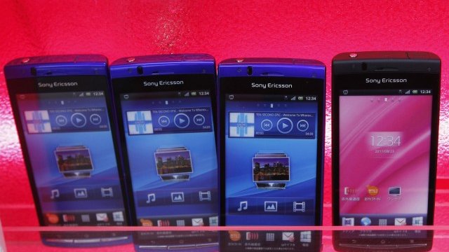 <p>
	&nbsp;</p>
<div>
	От следващата година Sony Ericsson ще произвежда само смартфони. <em>Снимка: Ройтерс</em></div>
<div>
	&nbsp;</div>

