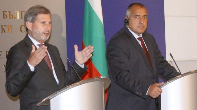 <p>
	Бойко Борисов се срещна в Министерския съвет с еврокомисаря за регионалната политика Йоханес Хаан. <em>Снимка: БТА</em></p>
