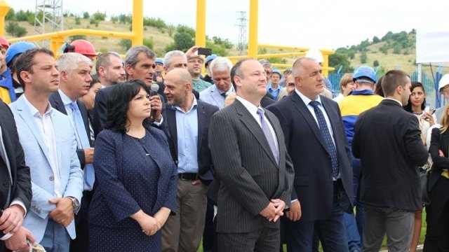 <p>
	Официалните лица на церемонията по откриване на обновената станция &quot;Петрич&quot;. Снимка: <em>Министерство на енергетиката</em></p>
