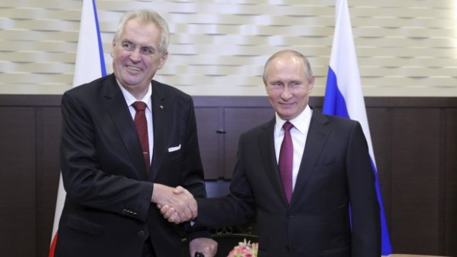 <p>
	Милош Земан и Владимир Путин. <em>Снимка: Ройтерс</em></p>
