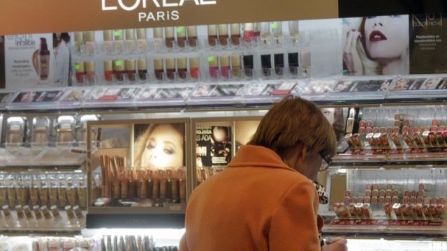 <p>
	В последните месеци подразделението на L&#39;Or&eacute;al за луксозна козметика компенсира забавянето на пазара на масовите брандове. <em>Снимка: Ройтерс</em></p>

