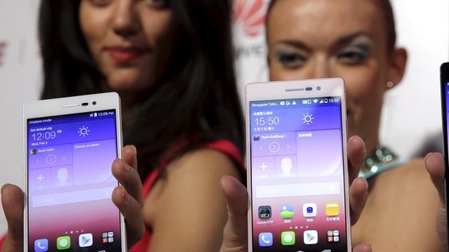 <p>
	Модели смартфони на Huawei. <em>Снимка: архив Ройтерс</em></p>

