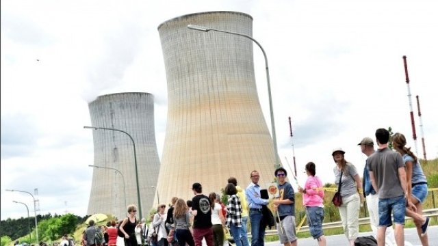 <p>
	Протест срещу ядрени реактори в Белгия. <em>Снимка: Архив Ройтерс</em></p>
