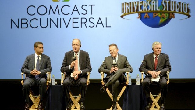 <p>
	Мениджърите на Comcast и USJ обявяват сключеното споразумение.&nbsp;<em>Снимка: Ройтерс</em></p>
