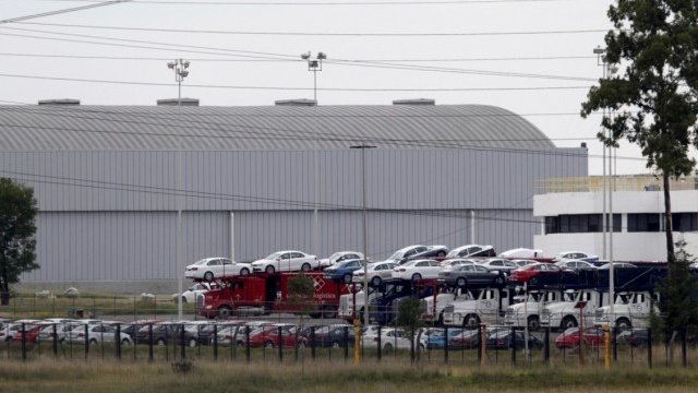 <p>
	Заводът на германския концерн в Мексико. <em>Снимка: Ройтерс</em></p>
