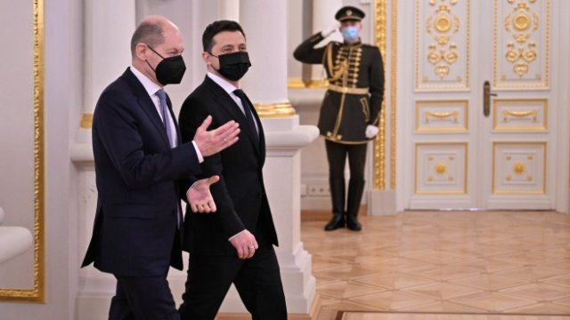 <p>
	Олаф Шолц (вляво) и домакинът му Зеленски. <em>Снимка: EPA/UKRAINIAN PRESIDENTIAL PRESS SERVICE HANDOUT</em></p>
