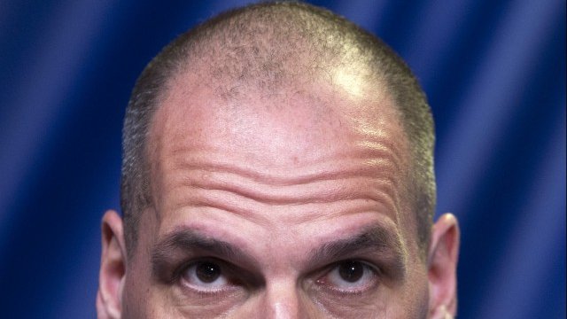 <p>
	Варуфакис е бил привърженик на по-твърда линия на поведение към ЕЦБ. <em>Снимка: Ройтерс</em></p>
