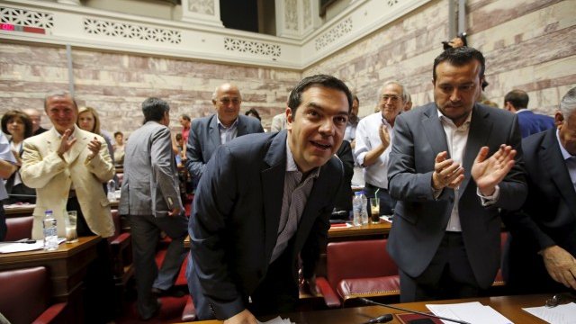 <p>
	Ципрас в гръцкия парламент. <em>Снимка: Ройтерс</em></p>
