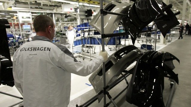 <p>
	Производствената линия на Volkswagen в Калуга. Снимка: Ройтерс</p>
