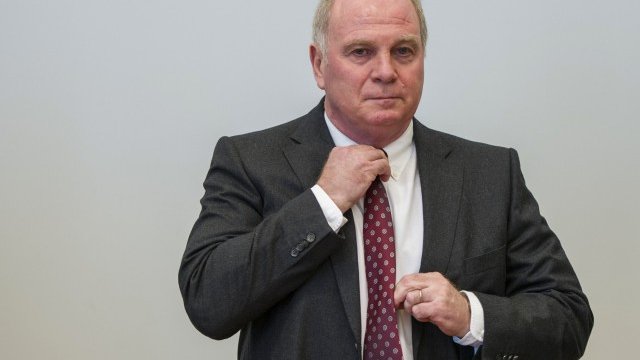 <p>
	На Хьонес му става все по-тясно около врата. <em>Снимка: Ройтерс</em></p>
