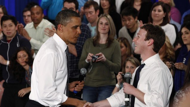 <p style="margin-bottom: 0cm">
	Барак Обама и Марк Зукърбърг на среща в централата на Facebook в Калифорния през 2011 г. <em>Снимка: архив Ройтерс</em></p>
