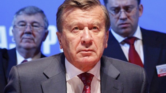 <p style="margin-bottom: 0cm">
	Зубков (в средата) на годишното събрание на акционерите на Газпром в Москва през 2012 г. <em>Снимка: архив Ройтерс</em></p>
