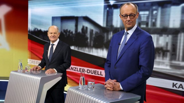 Олаф Шолц (вляво) и Фридрих Мерц (вдясно) по време на телевизионен дебат. Снимка: Bloomberg LP
