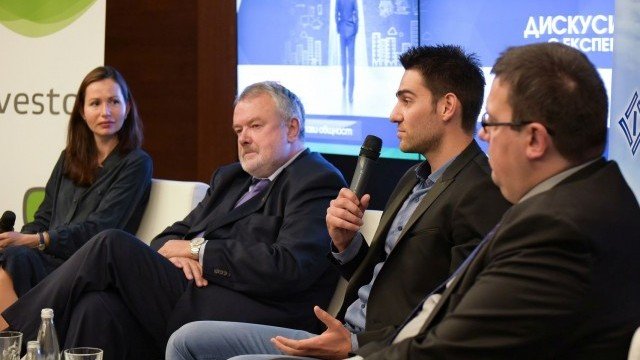 <p>
	Дарин Маджаров (с микрофона) по време на Клуб Инвестор Предприемач през 2015 г. <em>Снимка: Investor.bg</em></p>
