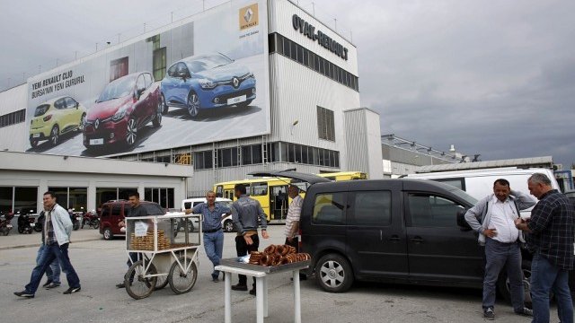 <p>
	Част от стачкуващите пред завода на Renault в Бурса. <em>Снимка: Ройтерс</em></p>

