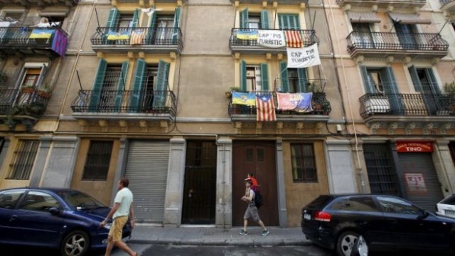 <p>
	Местните жители в Барселона не одобряват туристическия бум. <em>Снимка: архив Ройтерс</em></p>
