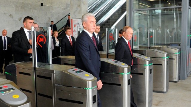 <p>
	Руският президент Владимир Путин и московският кмет Сергей Собянин влизат на една от новите метростанции. <em>Снимка: Ройтерс</em></p>
