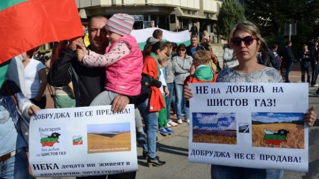 <p>
	Протест в Генерал Тошево срещу добива на газ, 22 октомври 2017 г. <em>Снимка: БТА</em></p>
