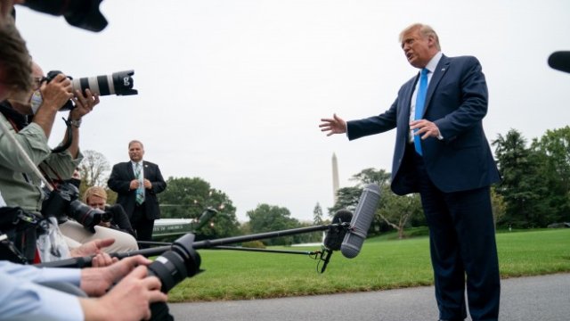 <p>
	Американският президент Тръмп пред репортери. <em>Снимка: Erin Scott/Bloomberg</em></p>
