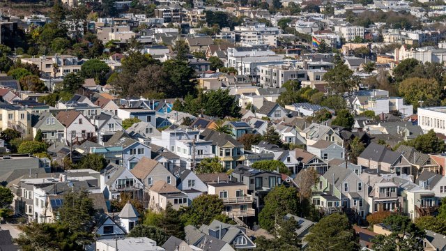 Въпреки ръста на лихвите по ипотечните кредити жилищата в САЩ продължават да поскъпват двуцифрено. Снимка: David Paul Morris/Bloomberg