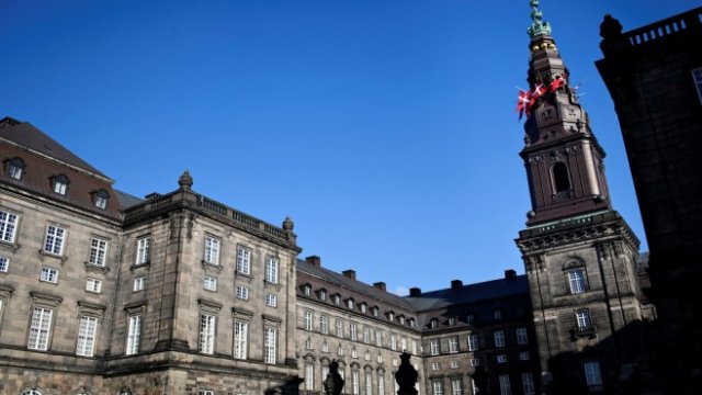 <p>
	Сградата на парламента в Копенхаген, Дания. <em>Снимка: Ройтерс</em></p>
